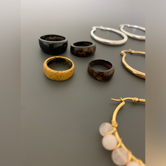 Lot of assorted earrings and 4 nut shell rings - Picture 2 of 10